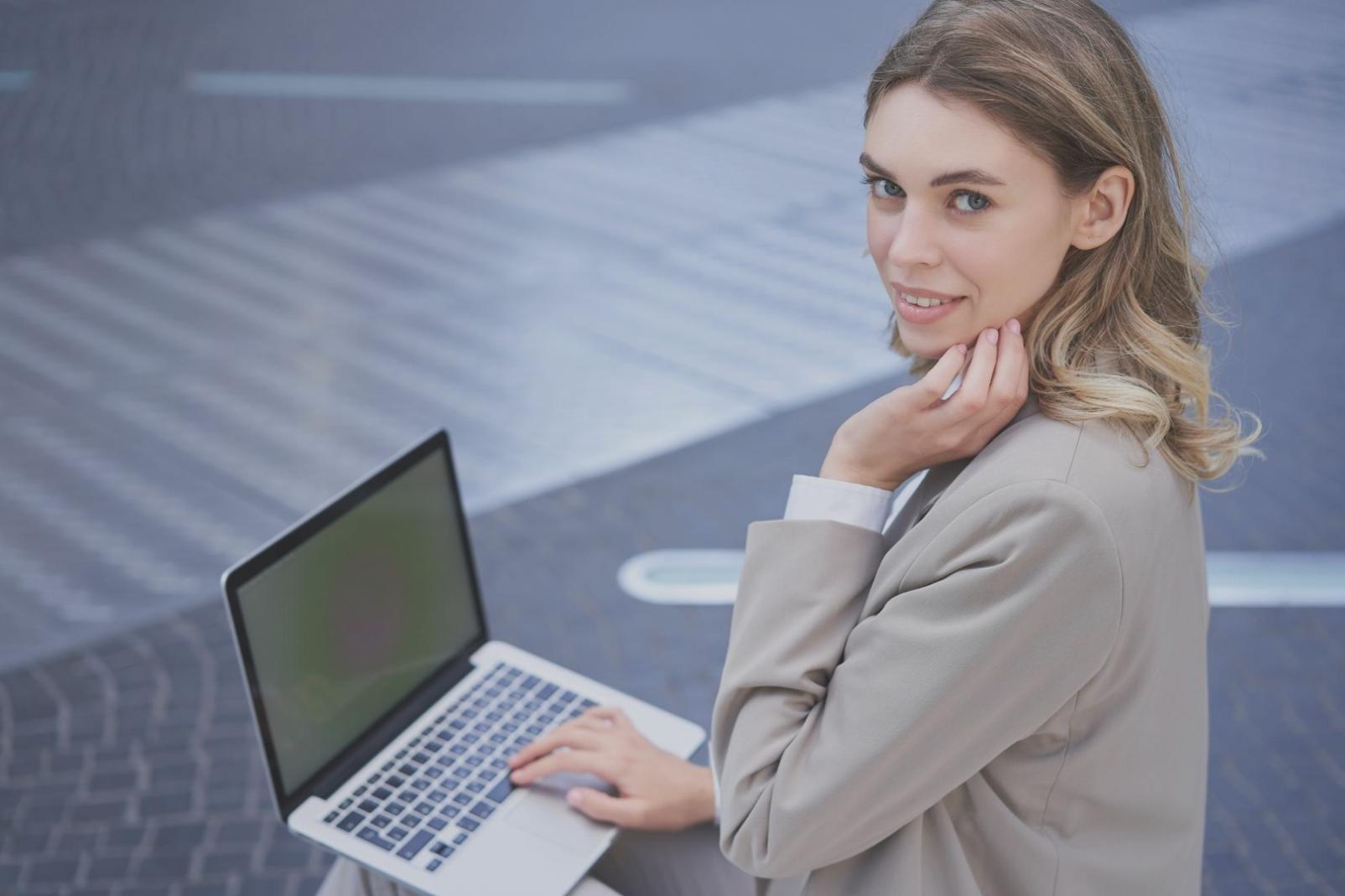 Ambiente di lavoro SEO con strumenti di analisi tecnica